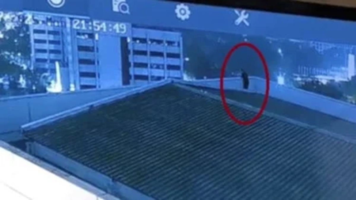 Tangkapan layar CCTV ADP berdiri di rooftop lantai 12 Kantor Kemenlu.
