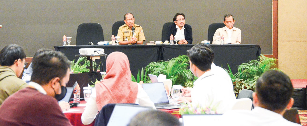 MENJALANKAN TUGAS : Kepala Dinkes Kalteng dr Suyuti Syamsul saat mengikuti FGD di Palangka Raya, Selasa (15/7).