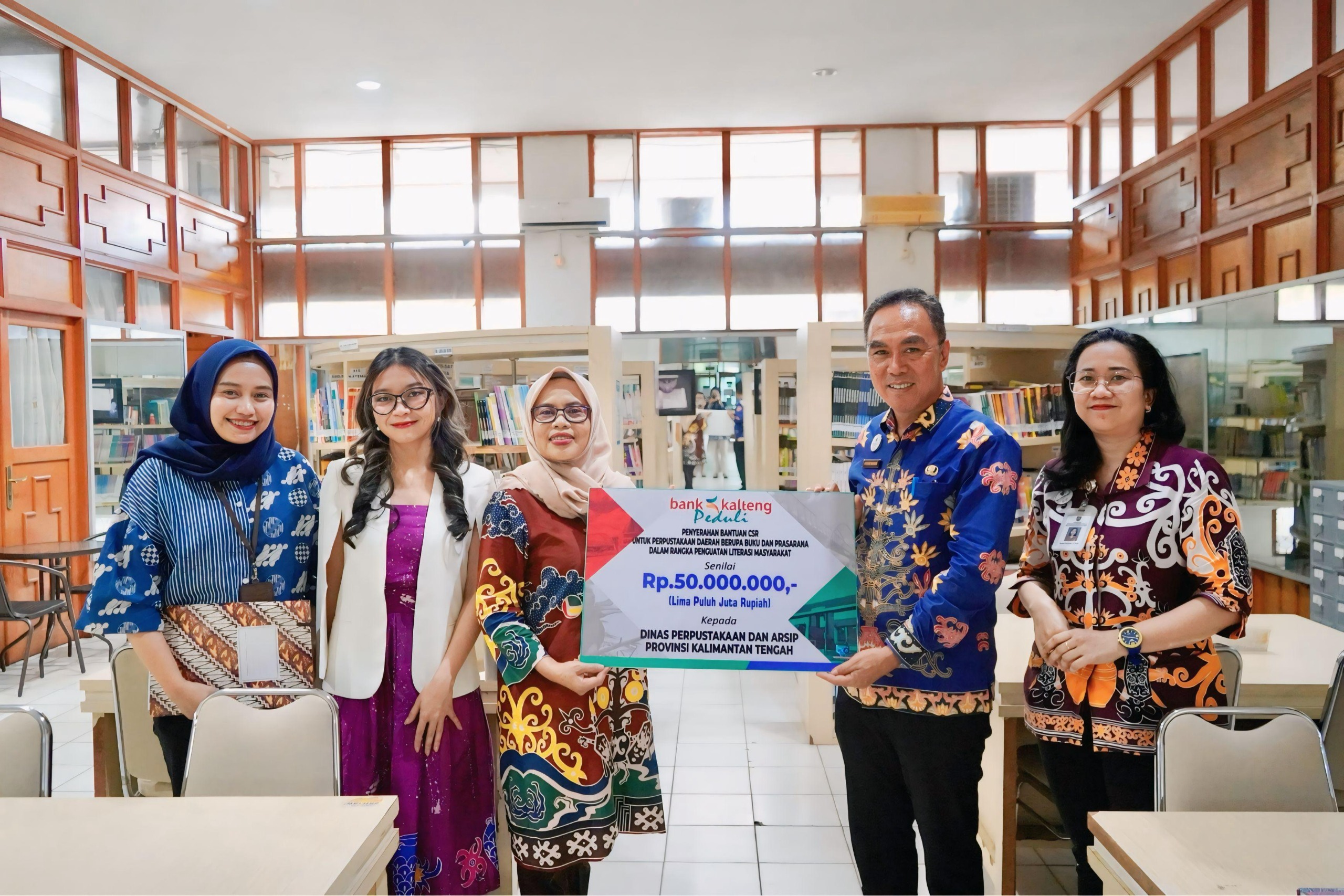 Bank Kalteng mneyalurkan CSR ke Dispursip Kalteng, Kamis (24/7/2025).