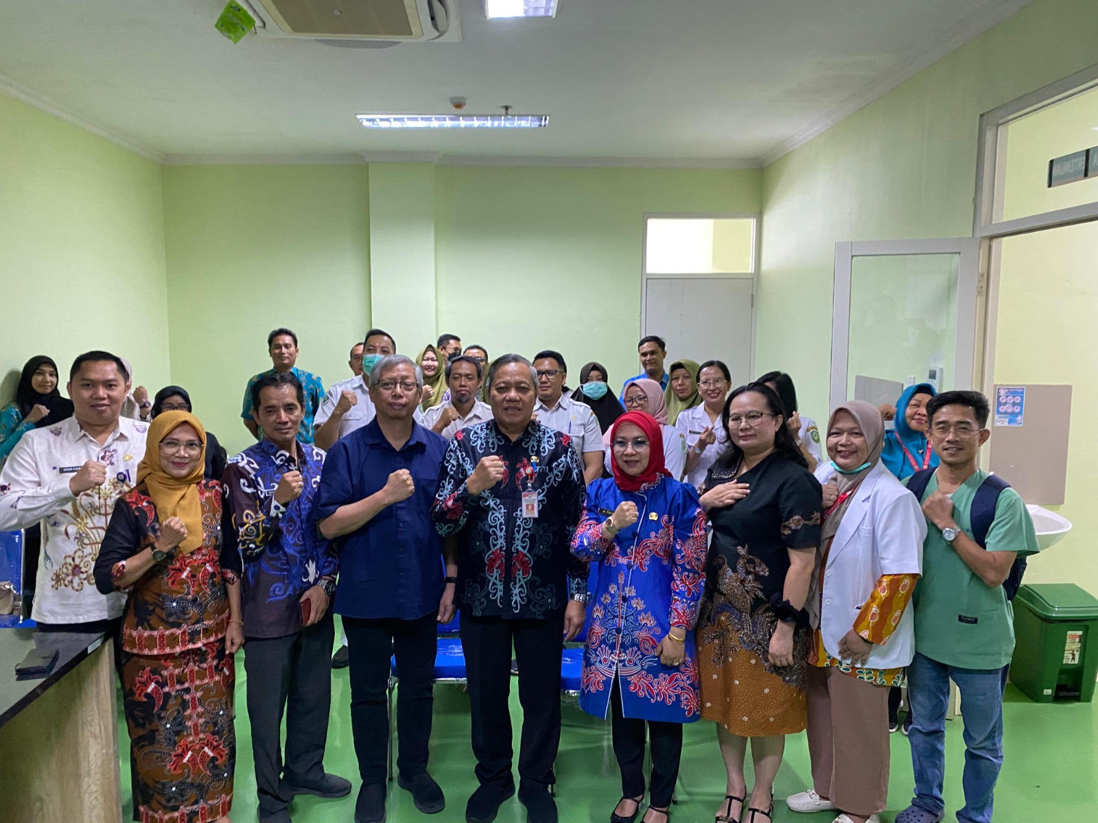 Plt Direktur RSUD dr Murjani Sampit beserta jajaran bersama ketua Korwil Pernefri Jawa Timur, dr Widodo, Kamis (24/7/2025). MIFTAH/KALTENG POS