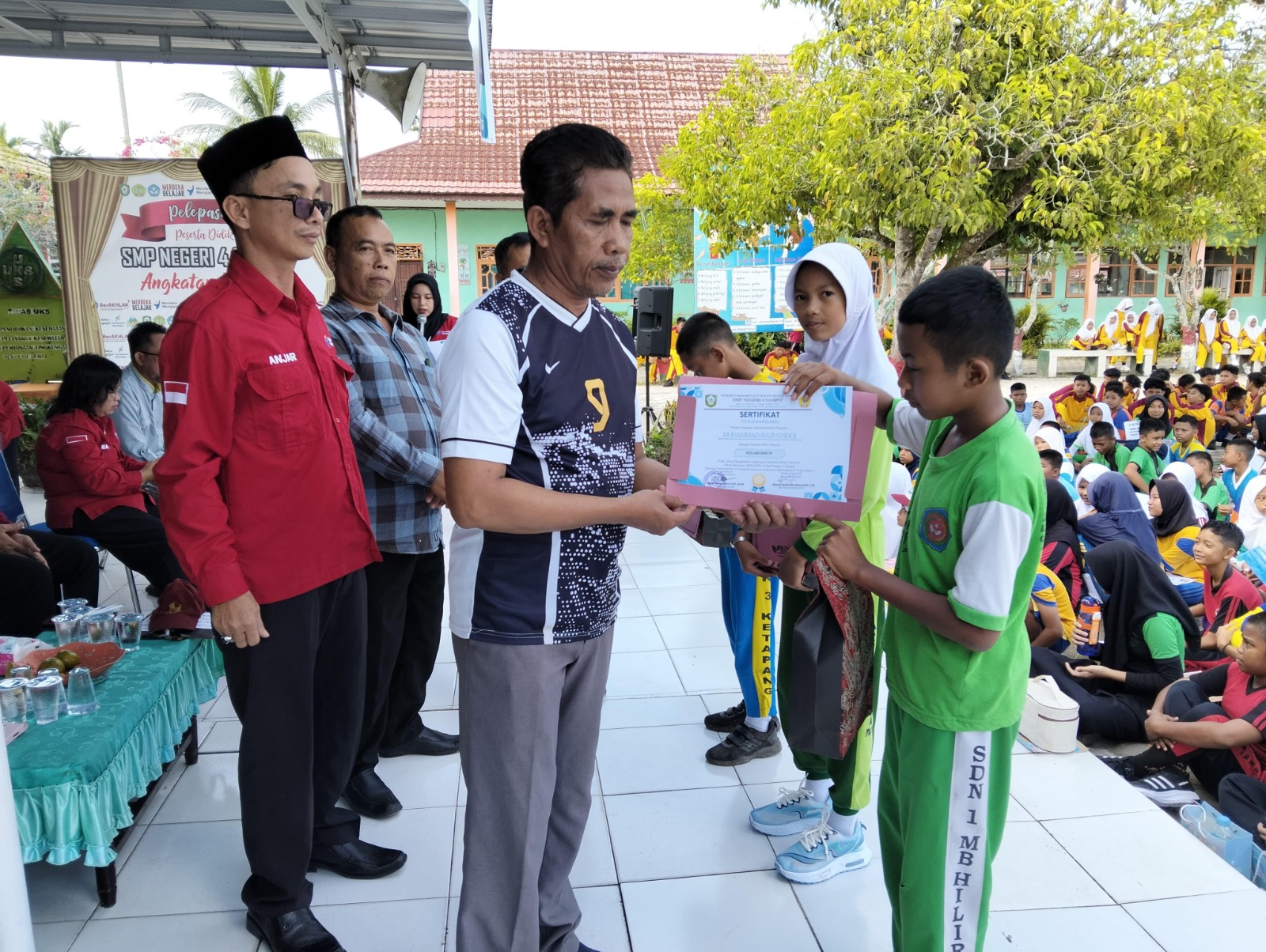 Kepala Seksi Kurikulum dan Penilaian SMP Disdik Kotim, Herman Yudianto saat memberikan apresiasi kepada salah satu siswa saat penutupan MPLS di salah satu SMP, belum lama ini.