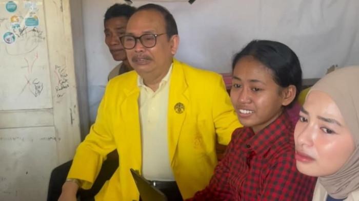 Dosen legendaris UI Dr. Sudibyo saat datang ke rumah Margareth di Kupang.