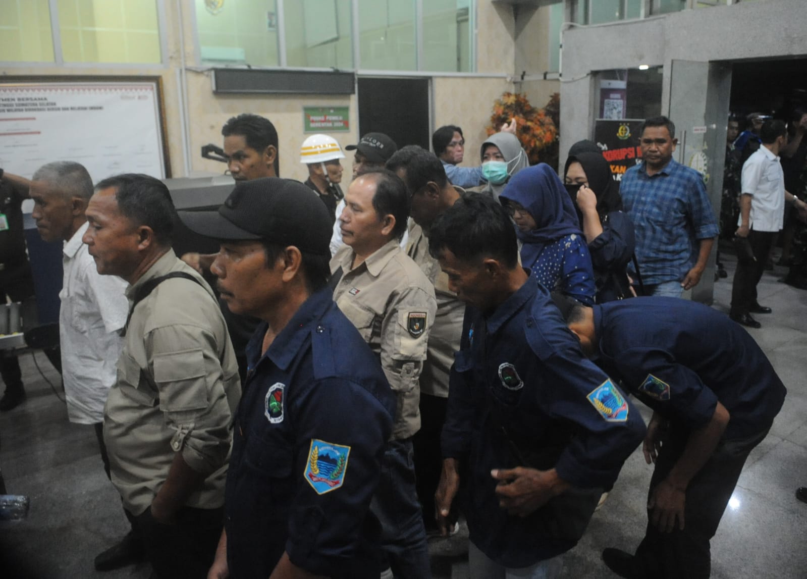 Sebanyak 22 orang kasus dugaan OTT Lahat yang didominasi kepala desa tiba di Gedung Kejaksaan Tinggi Sumatera Selatan