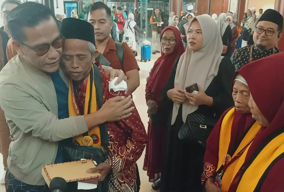 Gus Miftah mengantar keberangkatan Ahmad Zuhdi, Guru madin di Demak yang viral karena dituntut ganti rugi Rp 25 juta, berangkat umrah di Bandara Soekarno-Hatta.