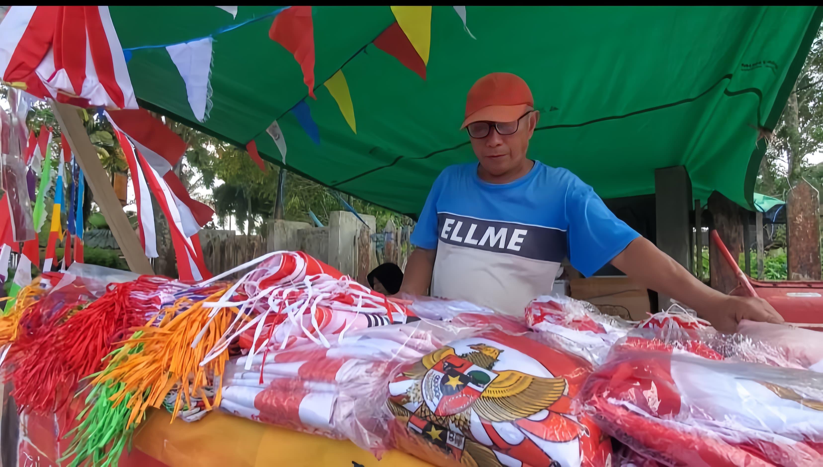 Penjual bendera di Sampit menjelang bulan kemerdekaan RI.MIFTAH/KALTENG POS
