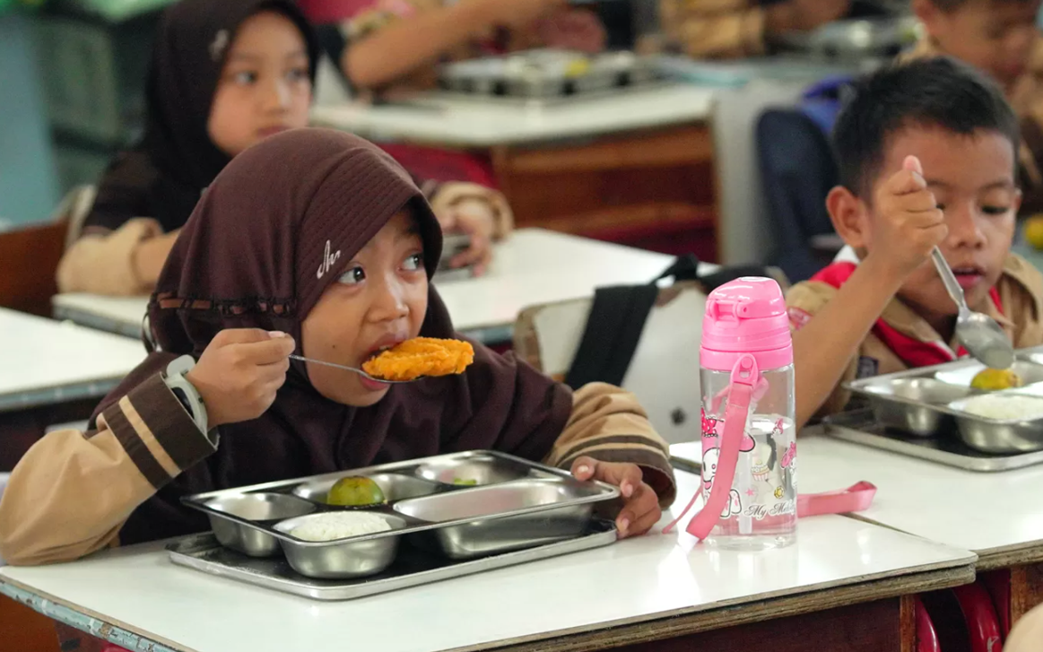 Ilustrasi siswa saat menyantap makanan pada program Makan Bergizi Gratis (MBG). (Dery Ridwansah/ JawaPos.com)