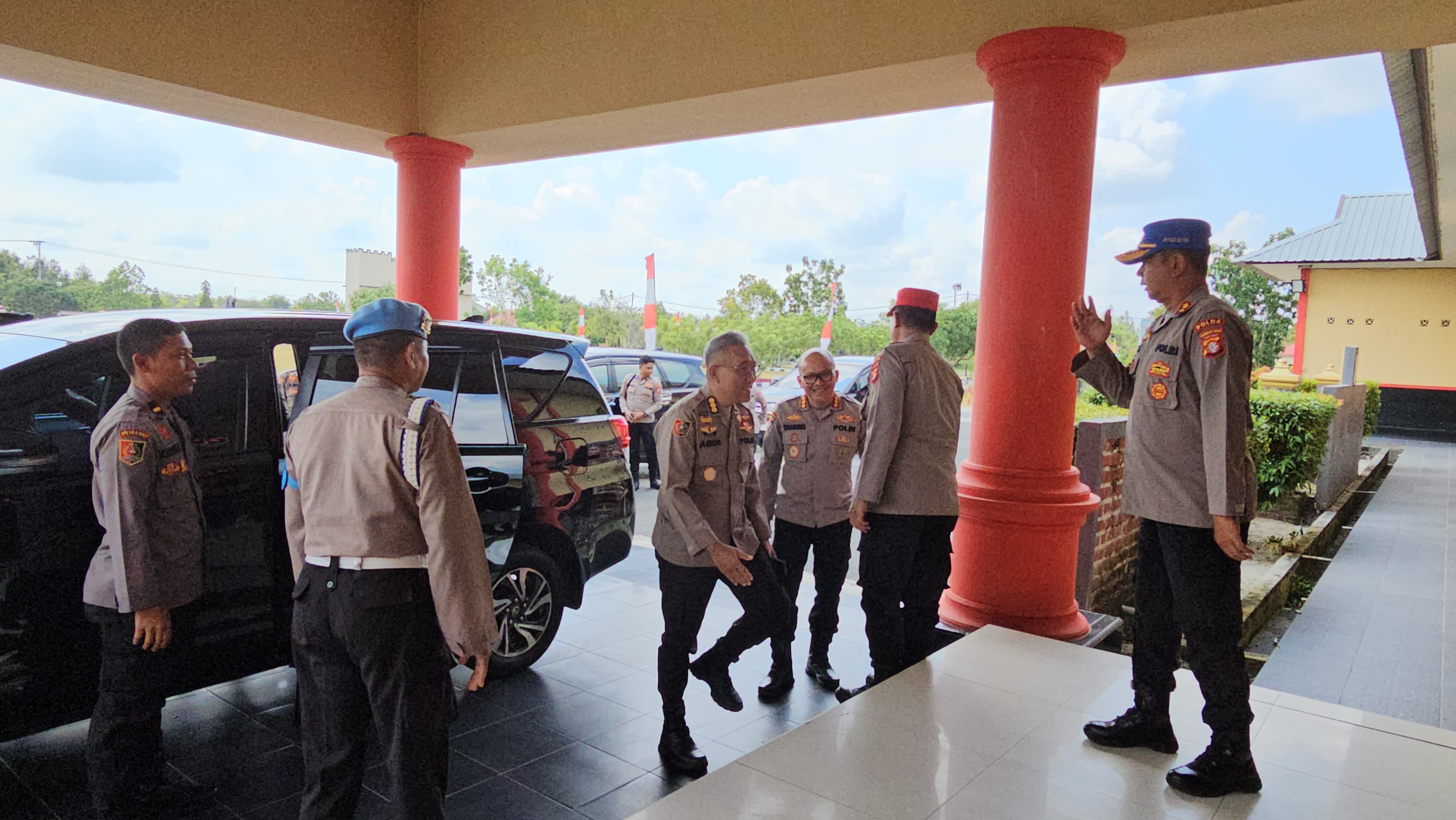 TERIMA KUNJUNGAN: Kepala SPN Polda Kalteng, Kombes Pol Dharmeswara Hadi Kuncoro, menyambut hangat kedatangan Tim Asistensi Lemdiklat Polri di SPN Polda, Kamis (24/7/2025). HUMAS
