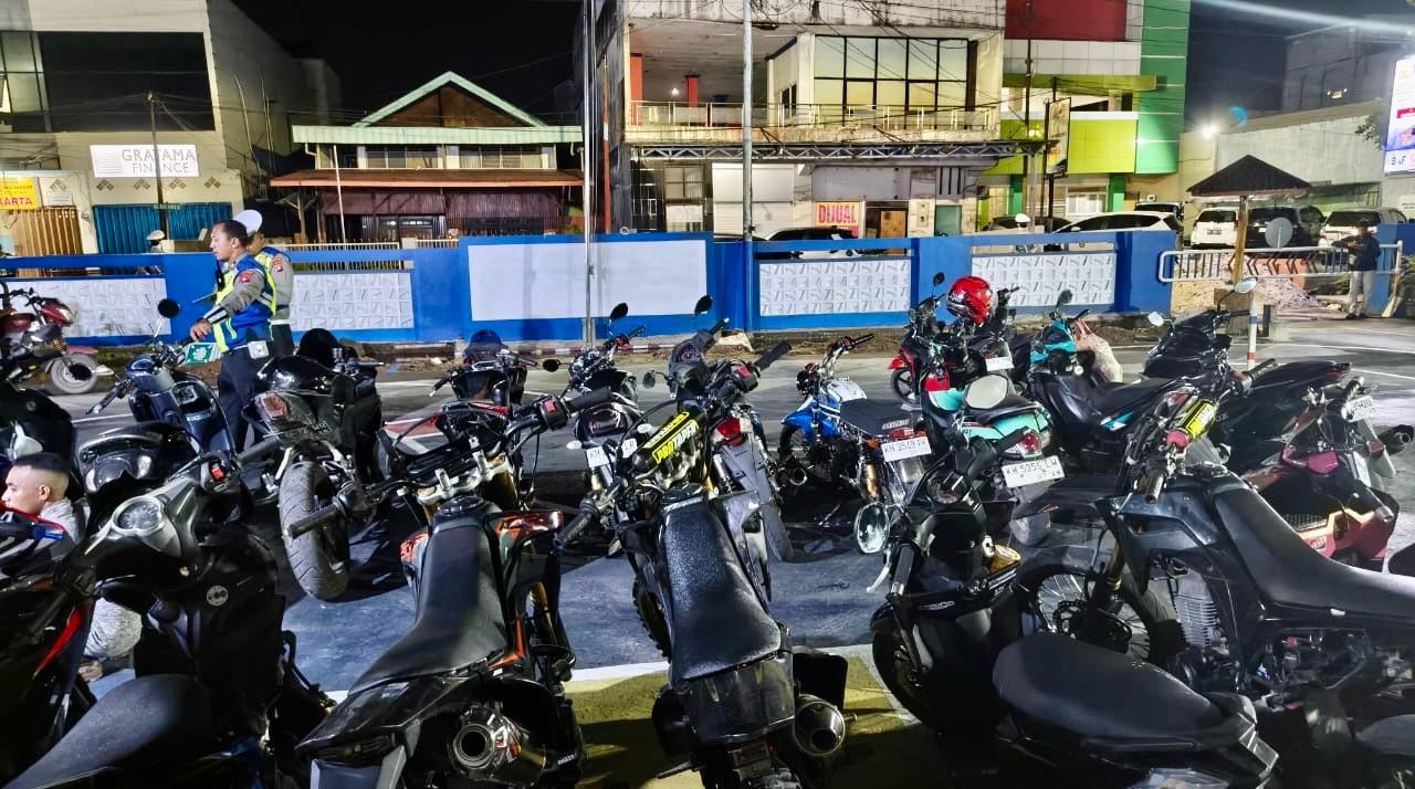 DIAMANKAN: Satlantas Polres Kotim menggelar patroli malam minggu dan menindak tegas puluhan sepeda motor yang melanggar aturan. HUMAS