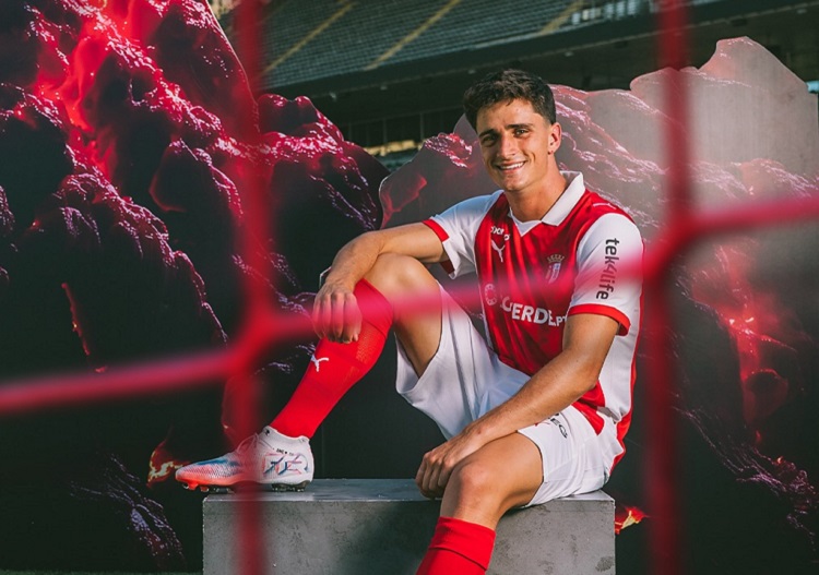 Pau Victor diperkenalkan SC Braga ke publik. (Sumber: Instagram @sportingclubedebraga)