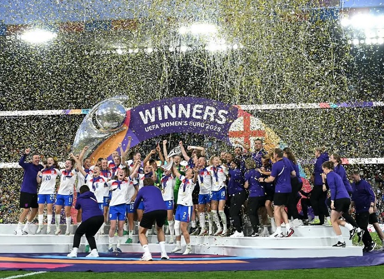 Timnas wanita Ingris menjuarai Piala Eropa Wanita 2025 setelah menaklukkan Spanyol di laga final, Minggu (27/7). (Sumber: Instagram @weuro2025)