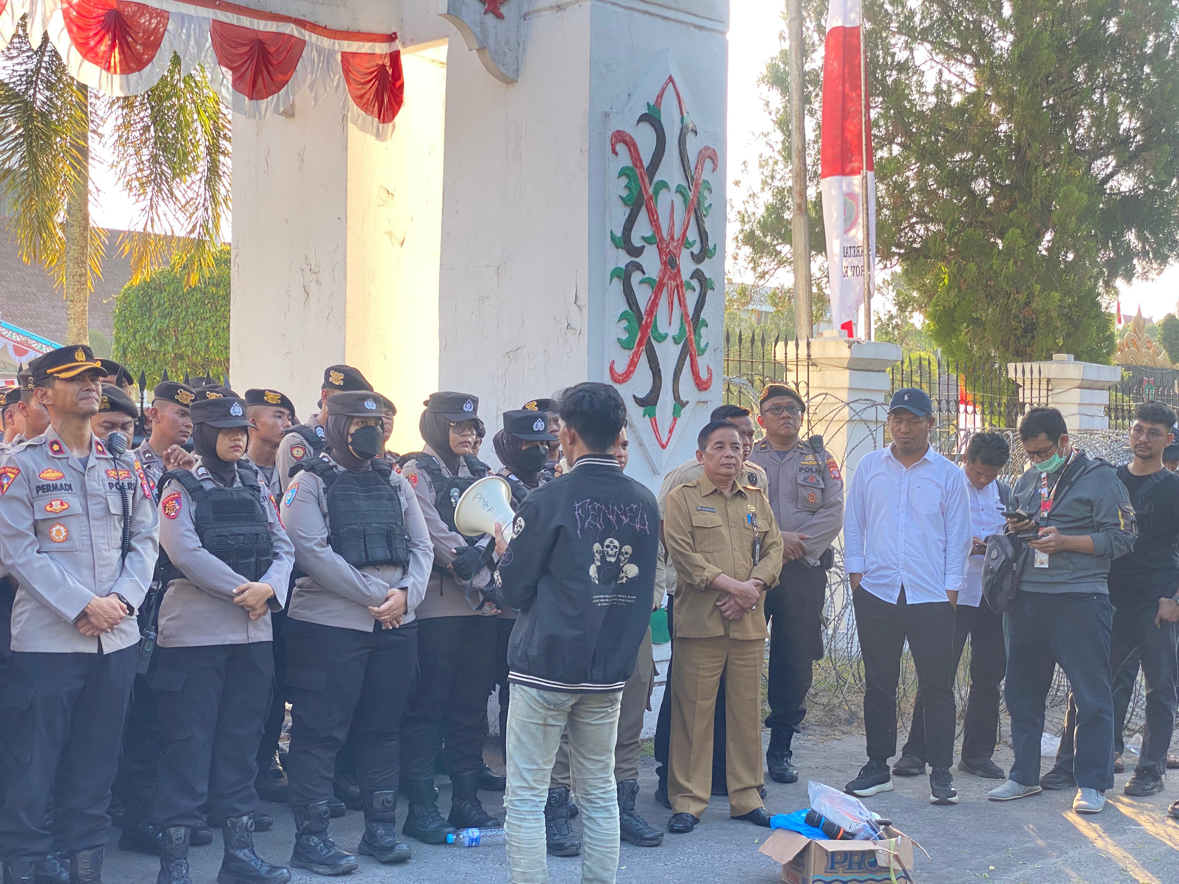 ORASI MAHASISWA: Demonstran dari Aliansi Pelajar dan Mahasiswa gelar aksi demo tolak Revisi Kitab Undang-Undang Hukum Acara Pidana (RKHAP) di depan Kantor DPRD Kalteng, Senin (28/7/2025).