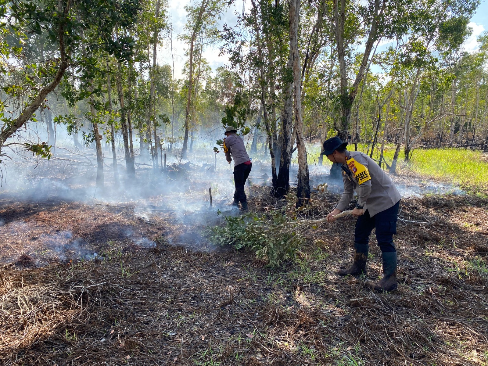 KARHUTLA MULAI MENGANCAM: Kapolres Pulang Pisau, AKBP Iqbal Sengaji, turun langsung ke titik kebakaran yang terjadi di Desa Paduran Mulya. HUMAS