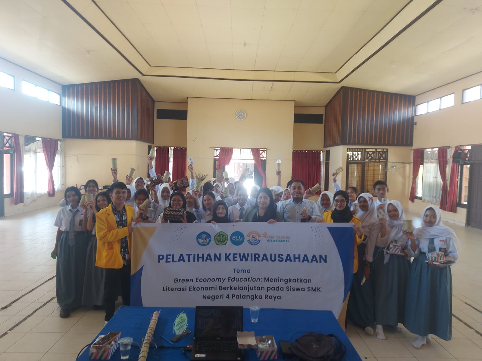 Dosen Universitas Palangka Raya bersama Kepala SMKN 4 Palangka Raya dan siswa selesai kegiatan Pelatihan Wirausaha berupa kerajinan anyaman rotan.DOK PRIBADI