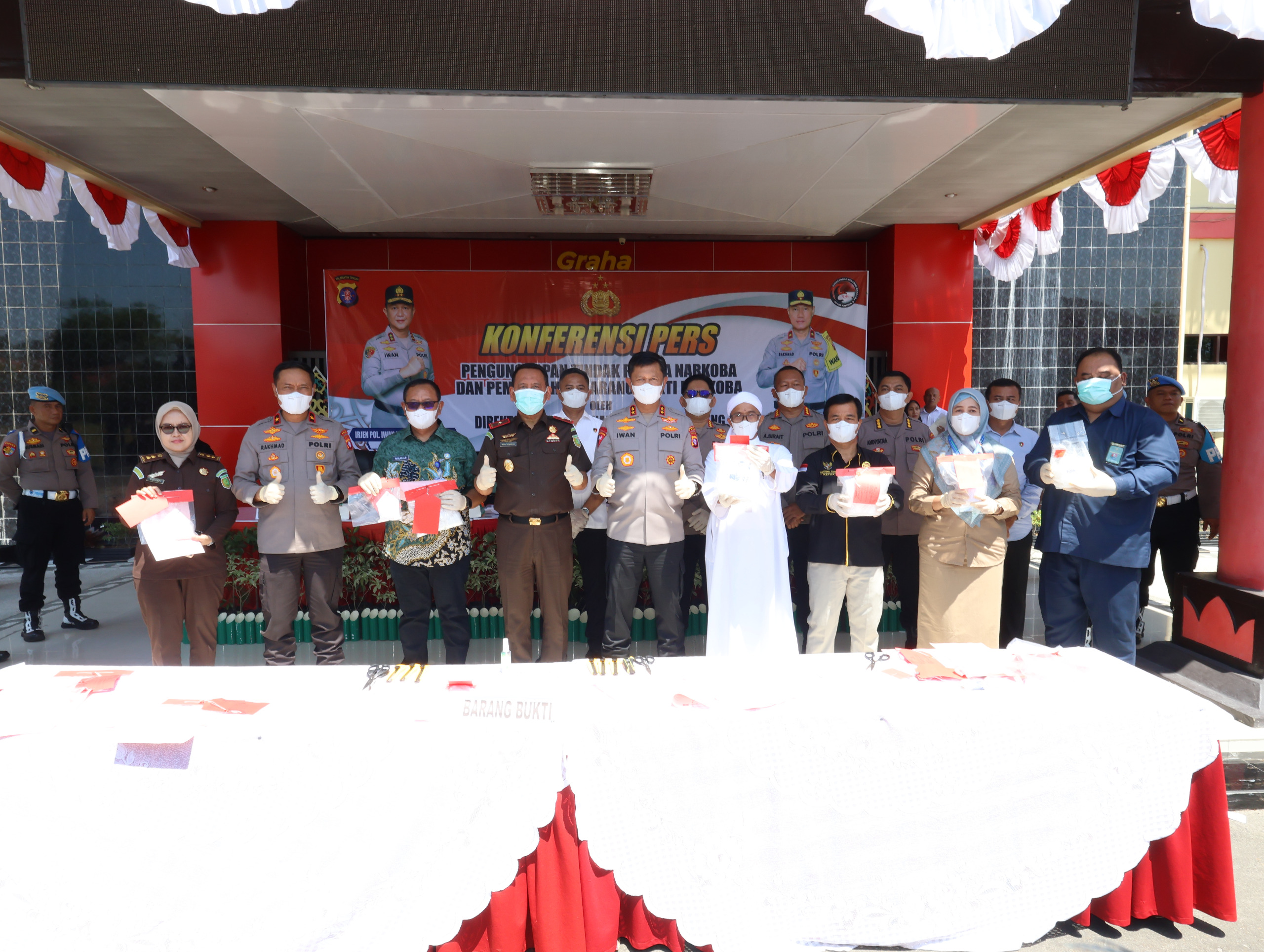 SINERGISME: Kapolda Kalteng, Irjen Pol Iwan Kurniawan, didampingi oleh Wakapolda Brigjen Pol Rakhmad Setyadi bersama unsur forkopimda menghadiri konferensi pers pengungkapan kasus besar, yakni 9,9 kil