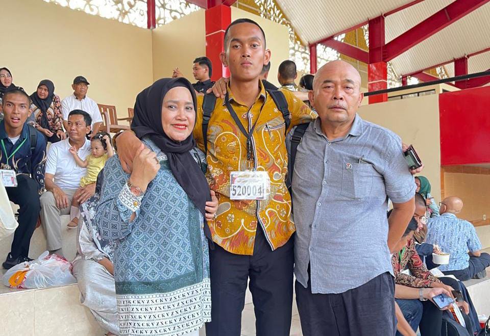Bagas Tri Laksono (tengah) bersama orangtuanya usai dinyatakan lulus seleksi Akpol, Selasa (29/7/2025).