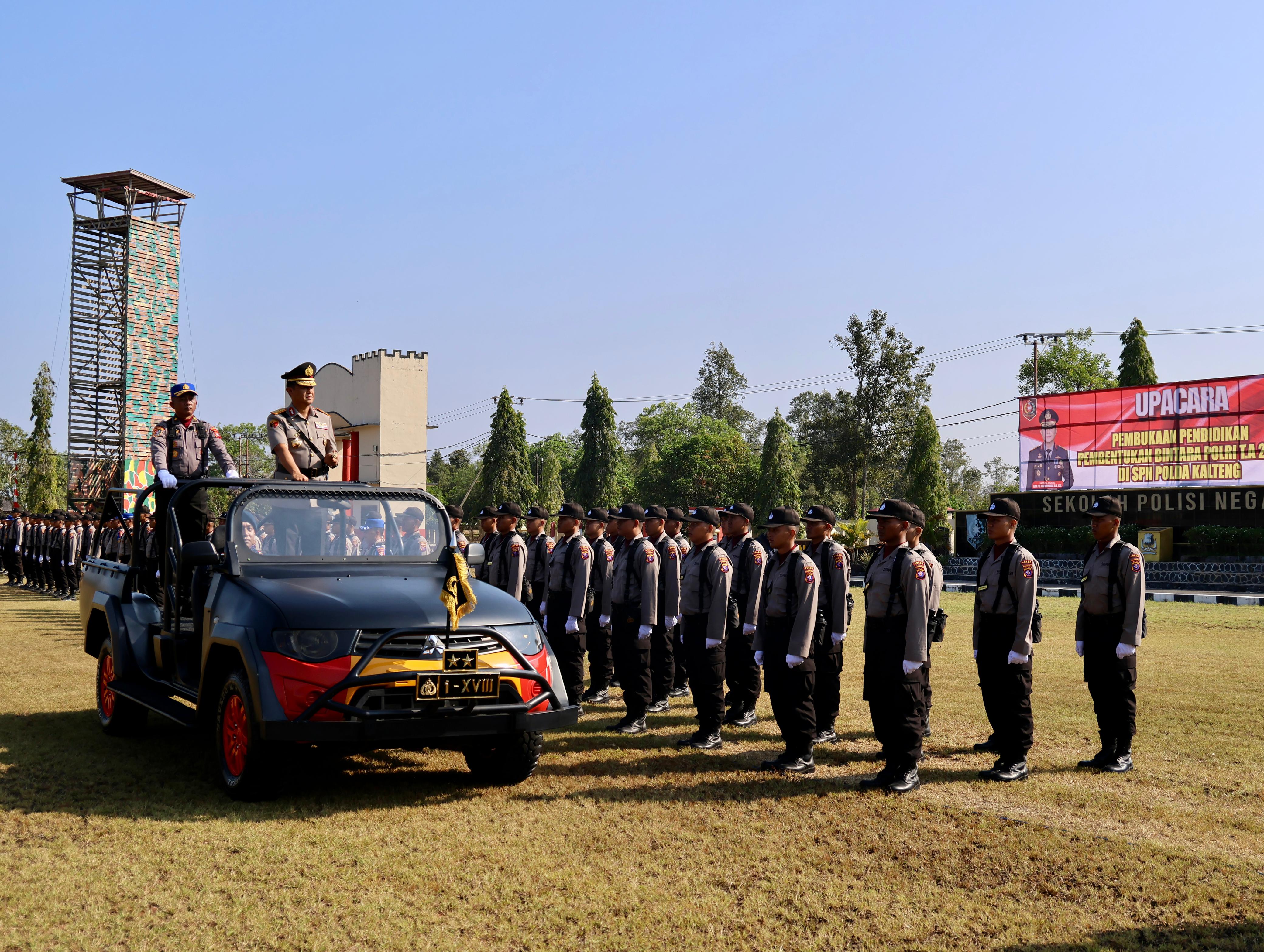 CEK PASUKAN: Kapolda Kalteng, Irjen Pol Iwan Kurniawan, memimpin upacara pembukaan Pendidikan dan Pembentukan Bintara (Diktukba) Polri Gelombang II Tahun Anggaran 2025. HUMAS