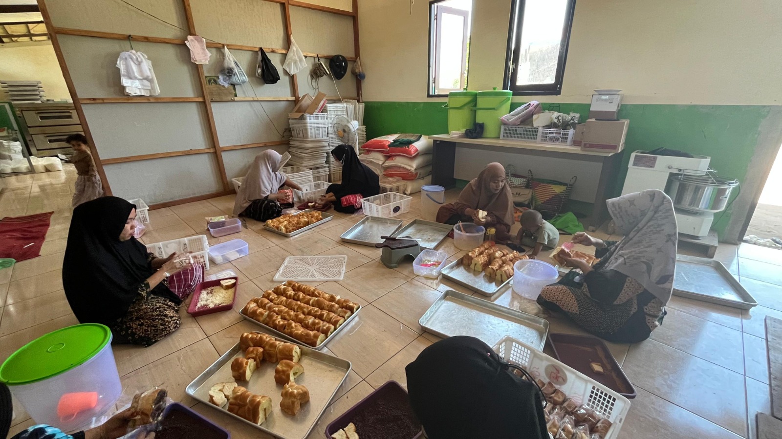 Ibu-ibu karyawan pabrik roti milik Pondok Pesantren Manba