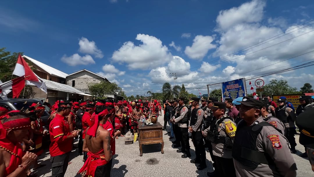 Ratusan anggota Ormas Adat Dayak TBBR menggelar aksi damai di depan Mapolres Katingan, menuntut kepastian hukum atas kasus dugaan penganiayaan di Desa Tumbang Jala.