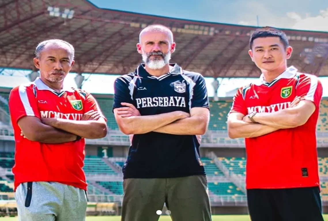 Pelatih Persebaya, Eduardo Perez berpose dengan dua asistennya untuk Super League musim ini. (Istimewa)