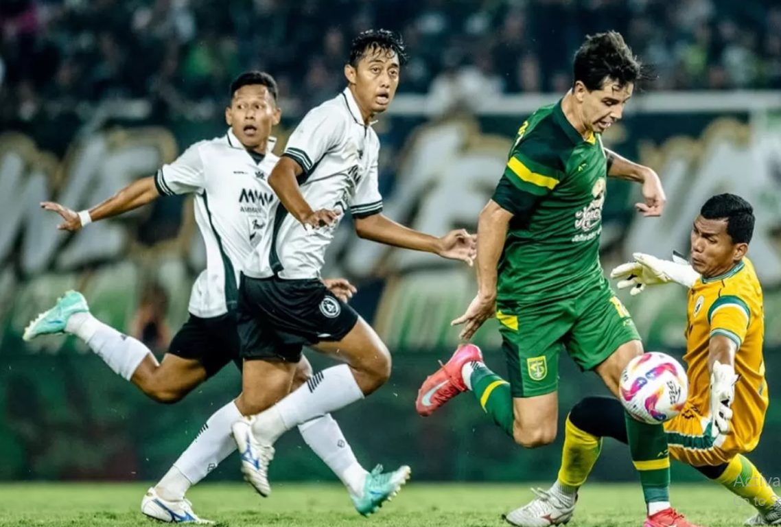 Bruno Moreira saat menggelar uji coba bersama Persebaya Surabaya jelang Super League 2025/2026. (Media Persebaya)