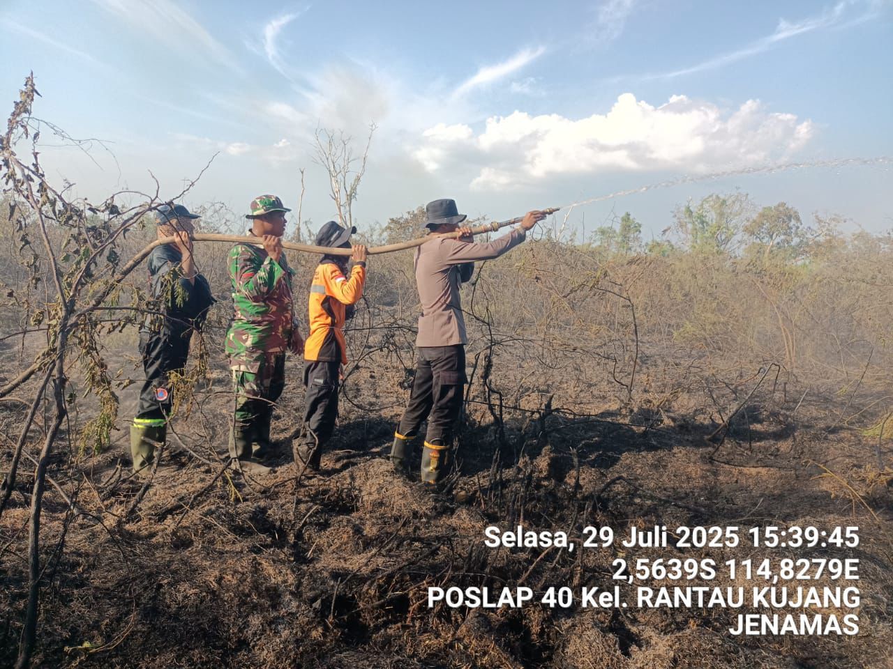 SIGAP: Personel gabungan memadamkan sigap menuju lokasi kebakaran. Kobaran api terjadi di lahan kosong wilayah Desa Tabatan pada Selasa (29/7/2025). HUMAS