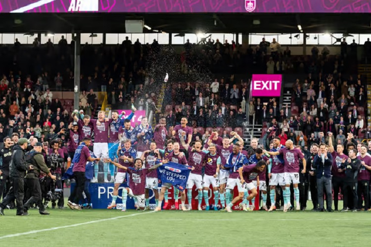 Para pemain Burnley FC merayakan promosi ke Liga Inggris. Burnley menjadi klub pertama di dunia yang menerapkan teknologi VR. (Sumber: Kelvin Lister-Stuttard)
