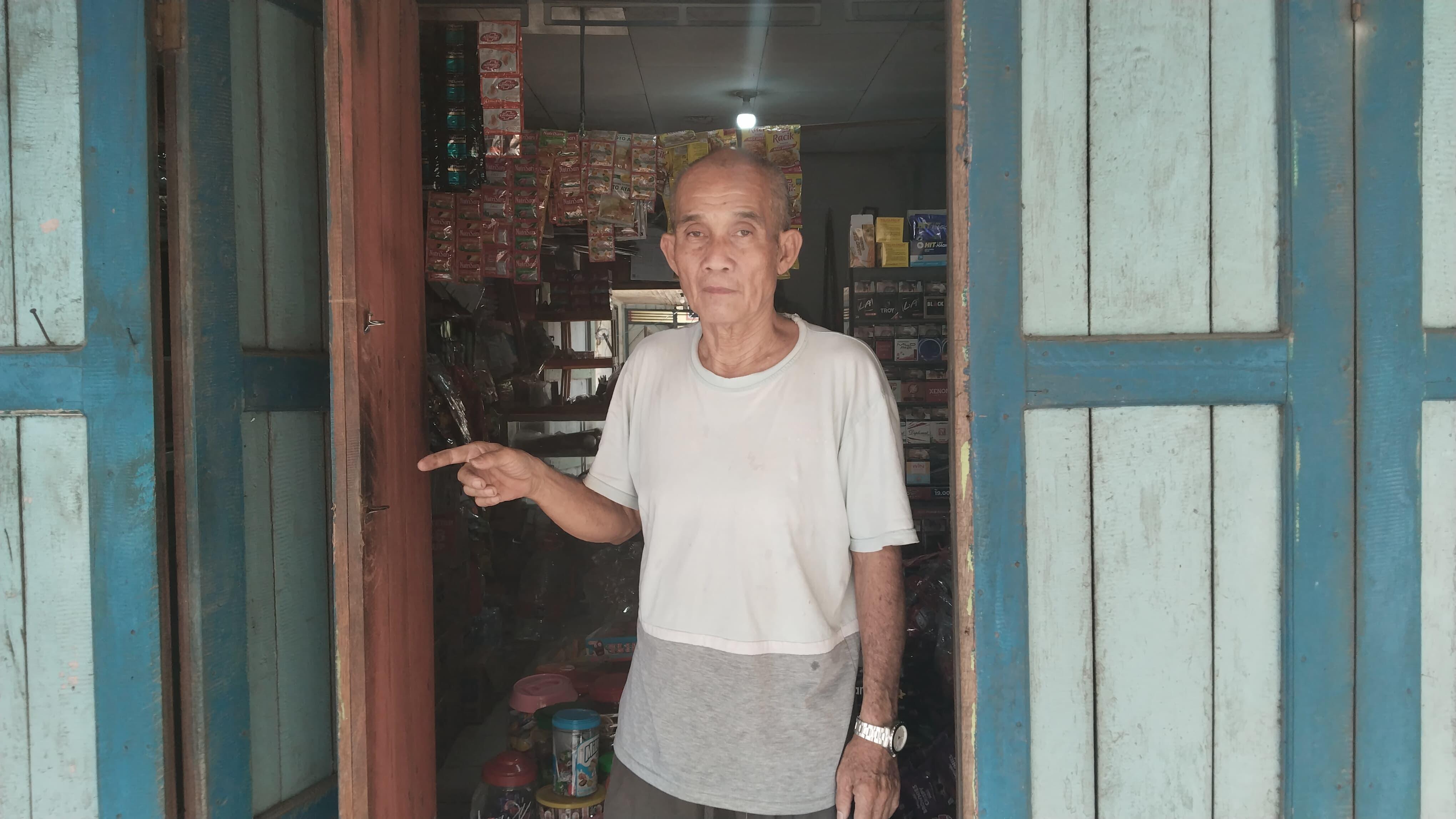 Hendra (65), pemilik warung sembako di Jalan Kapten Mulyono, menunjukkan lokasi kejadian saat dua pria diduga hendak membobol warungnya pada Jumat (1/8) dini hari.