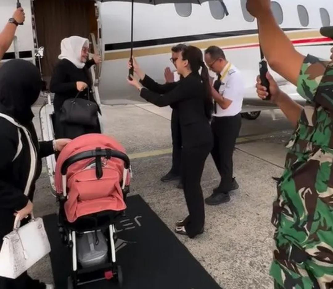 Syahrini pulang ke Indonesia menggunakan jet pribadi.
