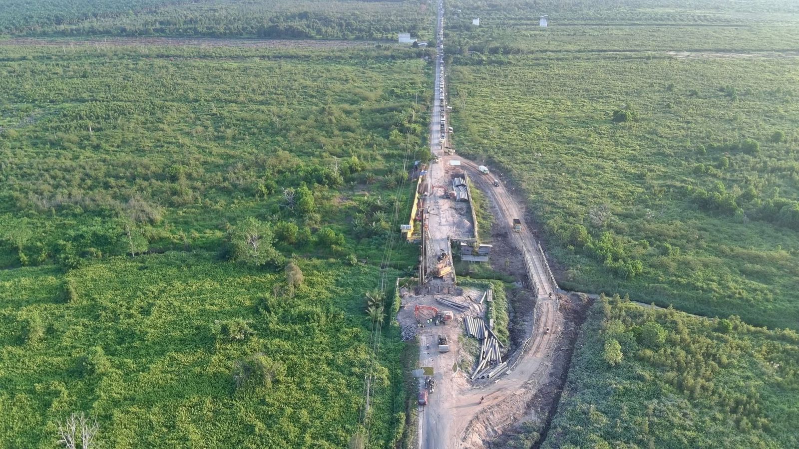 Antrean kendaraan terlihat di jembatan darurat Sei Lenggana, Jalan Jenderal Sudirman Km 21, Sampit, Kotawaringin Timur, Jumat (1/8). Jembatan sementara ini diterapkan sistem buka tutup.