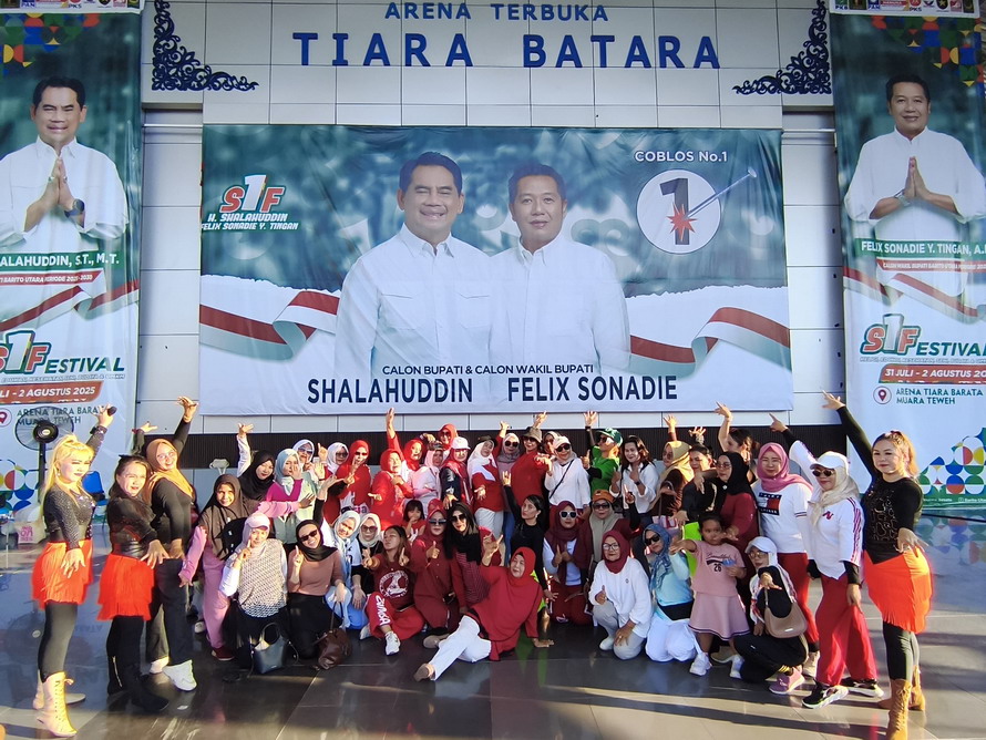 Masyarakat tampak sangat antusias mengikuti S1Festival di Arena Terbuka Tiara Batara, Jumat (1/8).  Shalahuddin mengingatkan rakyat datang ke TPS pada 6 Agustus mendatang dan mencoblos S1F.