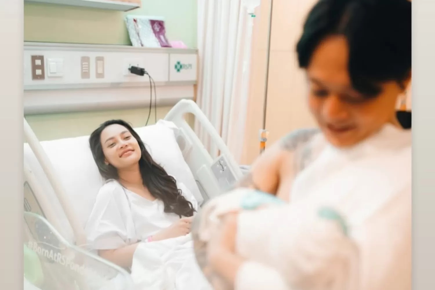 Momen DJ Bravy menemani Erika Carlina melahirkan.