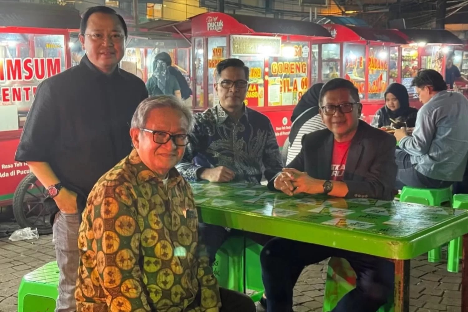 Sekjen PDI Perjuangan Hasto Kristiyanto makan sate bersama tim hukumnya di Taman Menteng, Jakarta Pusat, Jumat malam (1/8).