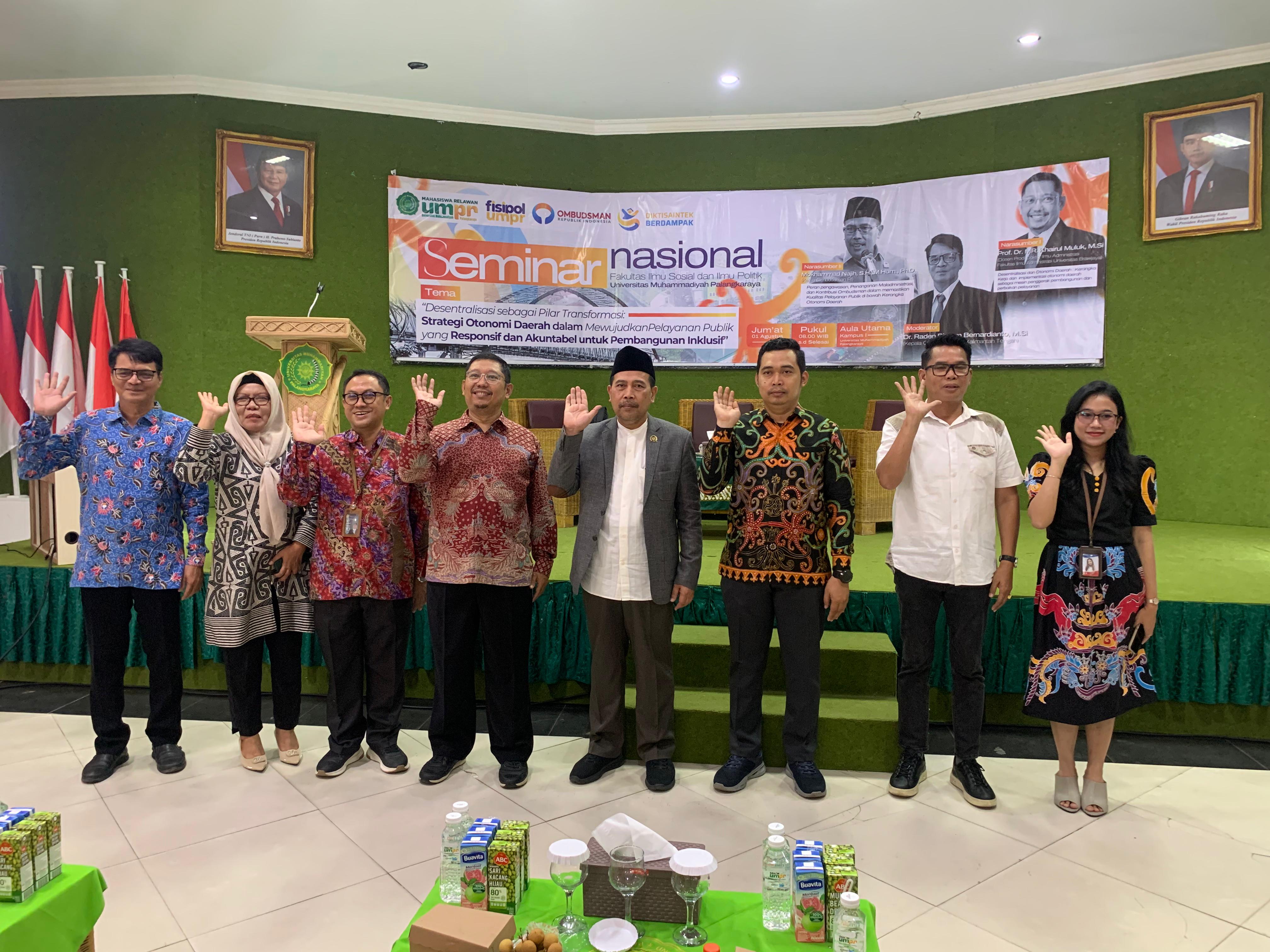 Ketua Ombudsman RI, narasumber, dosen, dan guru besar administrasi publik berfoto bersama usai seminar nasional di UMPR, Jumat (1/8).