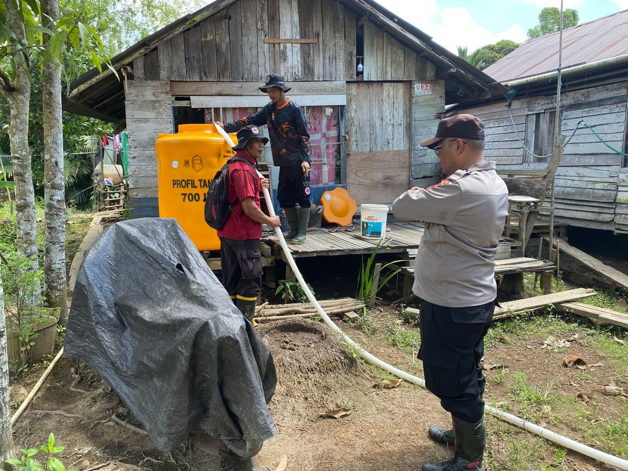 BPBD Kotim menyalurkan bantuan air bersih ke desa tersebut pada Sabtu (2/8).