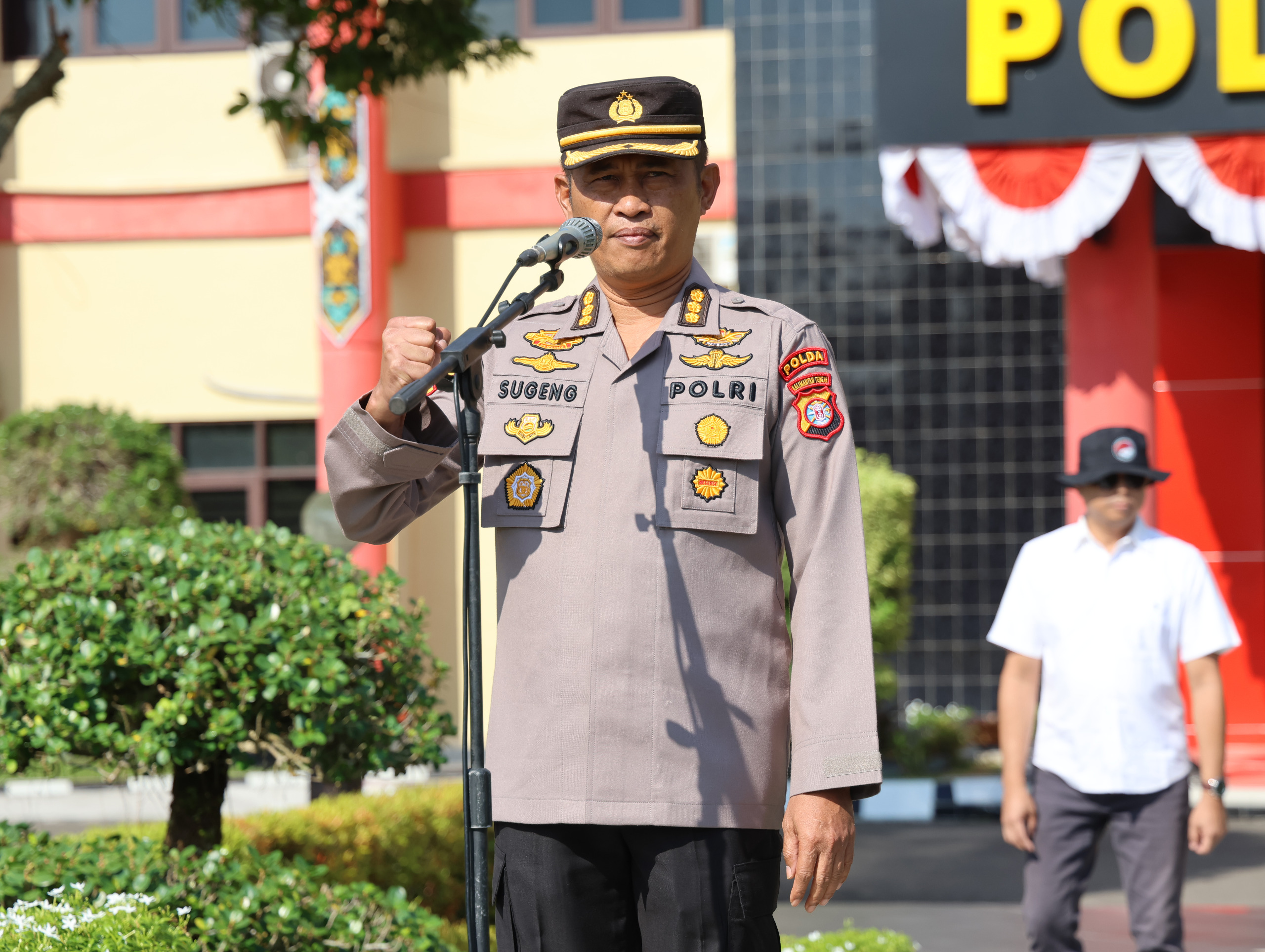 ARAHAN: Karoops Polda Kalteng, Kombes Pol Dr. Sugeng Riyadi, memberikan arahan dalam apel pengamanan yang digelar di Lapangan Barigas, Mapolda Kalteng, Minggu (3/8).