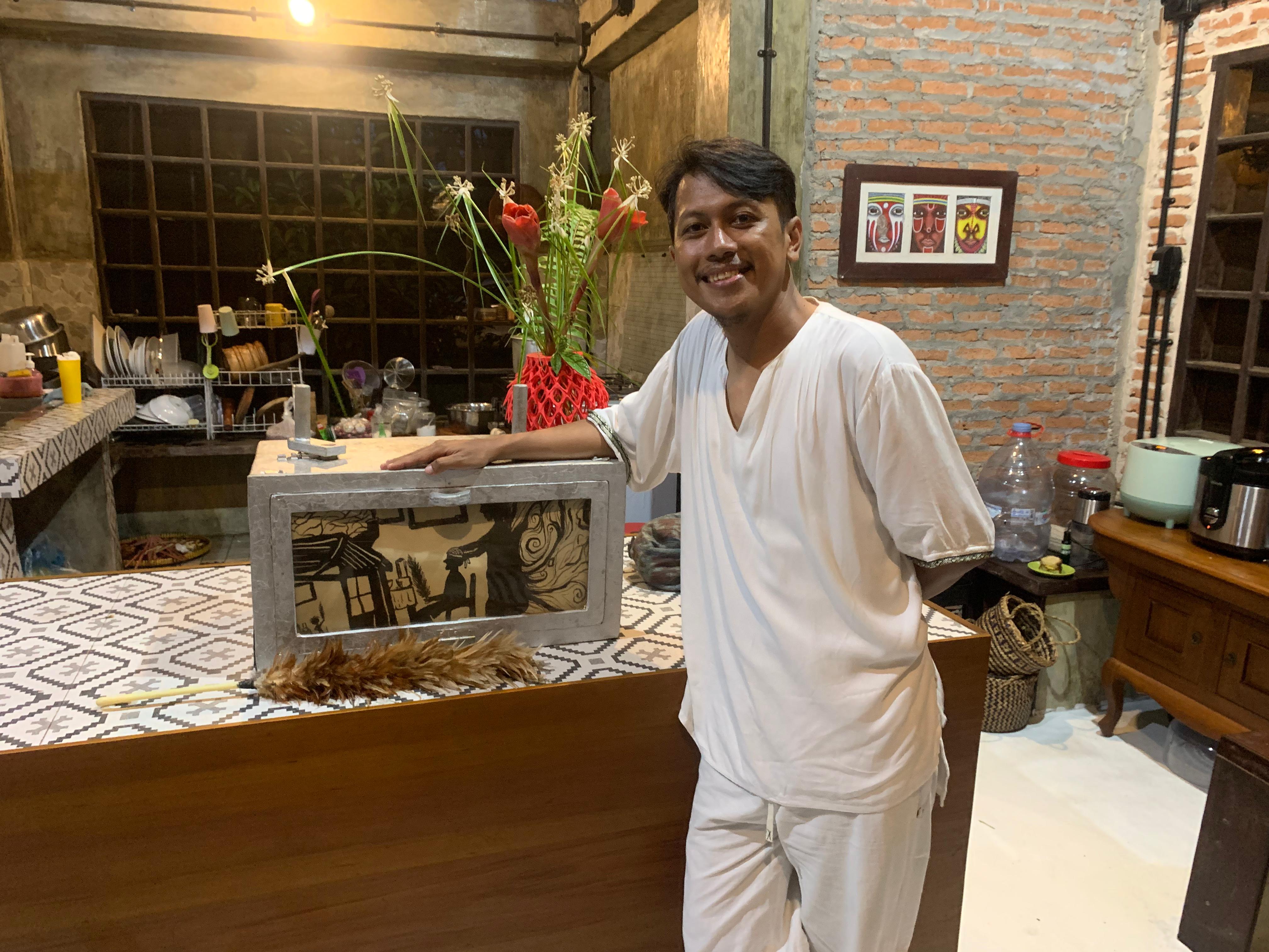 Pertunjukan Open Oven oleh Khafizd di dapur Huma Inay Jalan K.R. Muhtar Mahir Mahar, Tjilik Riwut Km 8, Sabtu (2/8/2025).RIFQI/KALTENG POS