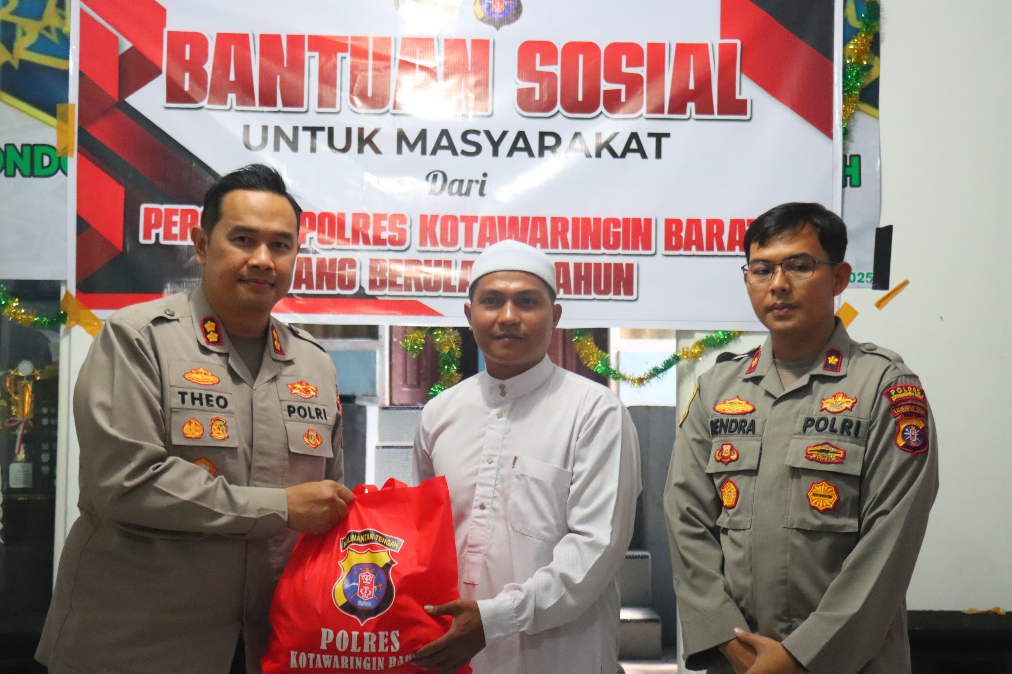 PEDULI DUNIA PENDIDIKAN: Kapolres Kobar, AKBP Theodorus Priyo Santosa, menunjukkan kepeduliannya terhadap pendidikan melalui program bantuan sosial yang menyasar pondok pesantren. HUMAS