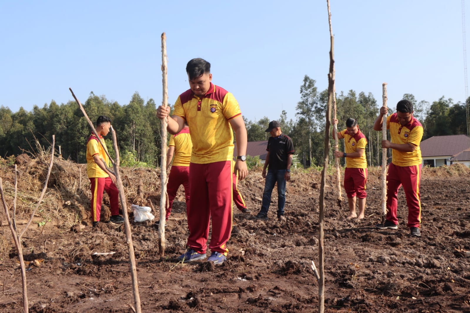 KETAHANAN PANGAN: Personel Polres Pulang Pisau menggelar kegiatan penanaman jagung di area Markas Komando (Mako) Polres, Jumat (1/8/2025).