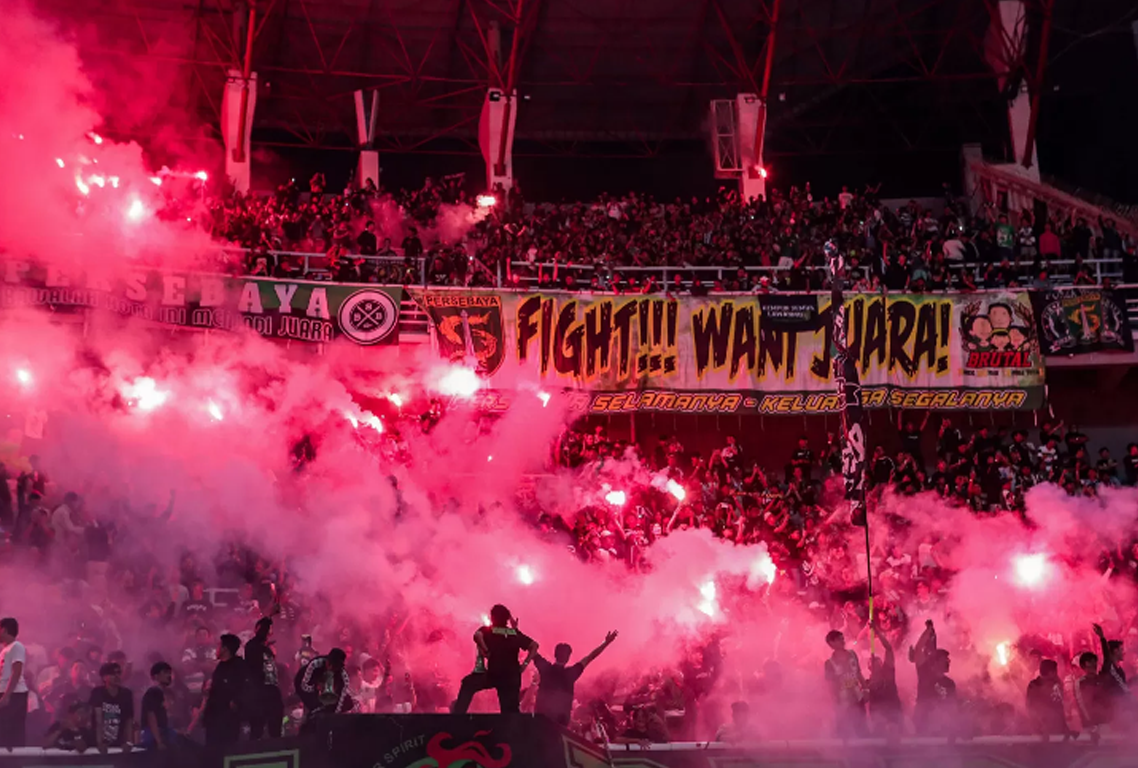 Suporter Persebaya, Bonek saat laga uji coba melawan PSS Sleman sekaligus launching tim kompetisi Super League musim 2025/2026 di Stadion Gelora Bung Tomo (GBT) Sabtu (19/6). (Riana Setiawan/ Jawa Pos
