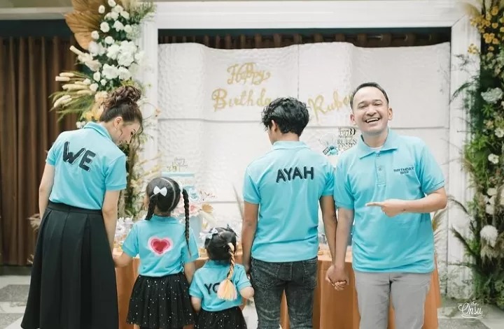 Ruben Onsu dan Sarwendah bersama buah hati mereka.