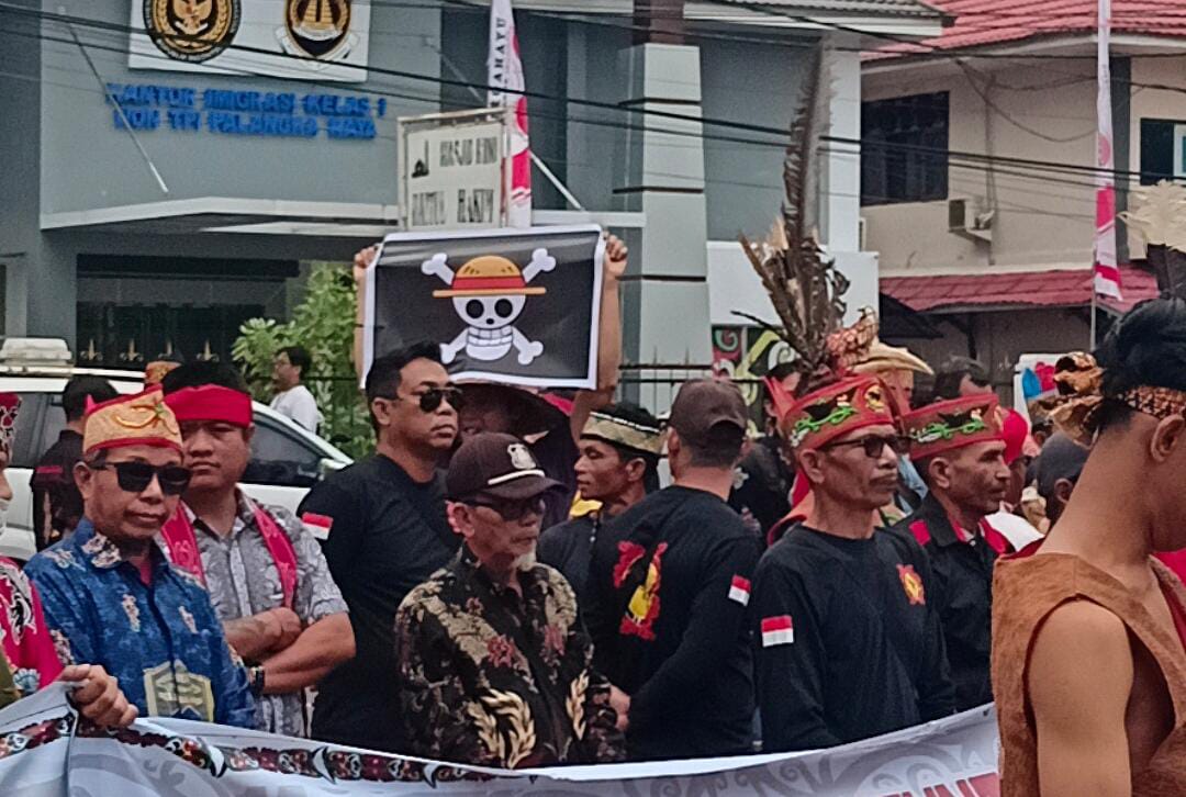 Bendera bajak laut one piece berkibar di demo tolak tranmigrasi di depan Kantor Gubernur Kalteng, Senin (4/8/2025).