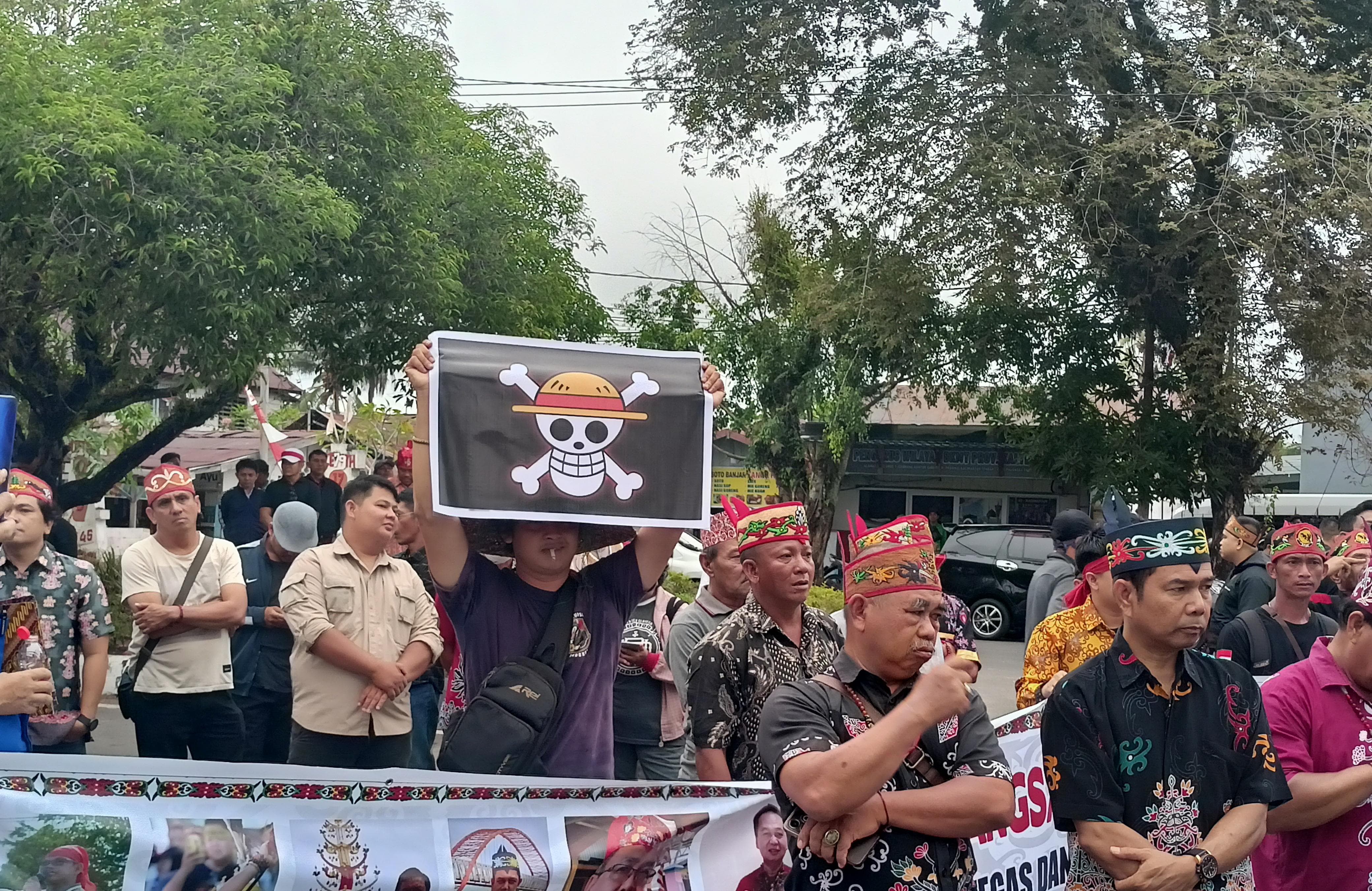 Bendera bajak laut one piece berkibar di demo tolak tranmigrasi di depan Kantor Gubernur Kalteng, Senin (4/8/2025).