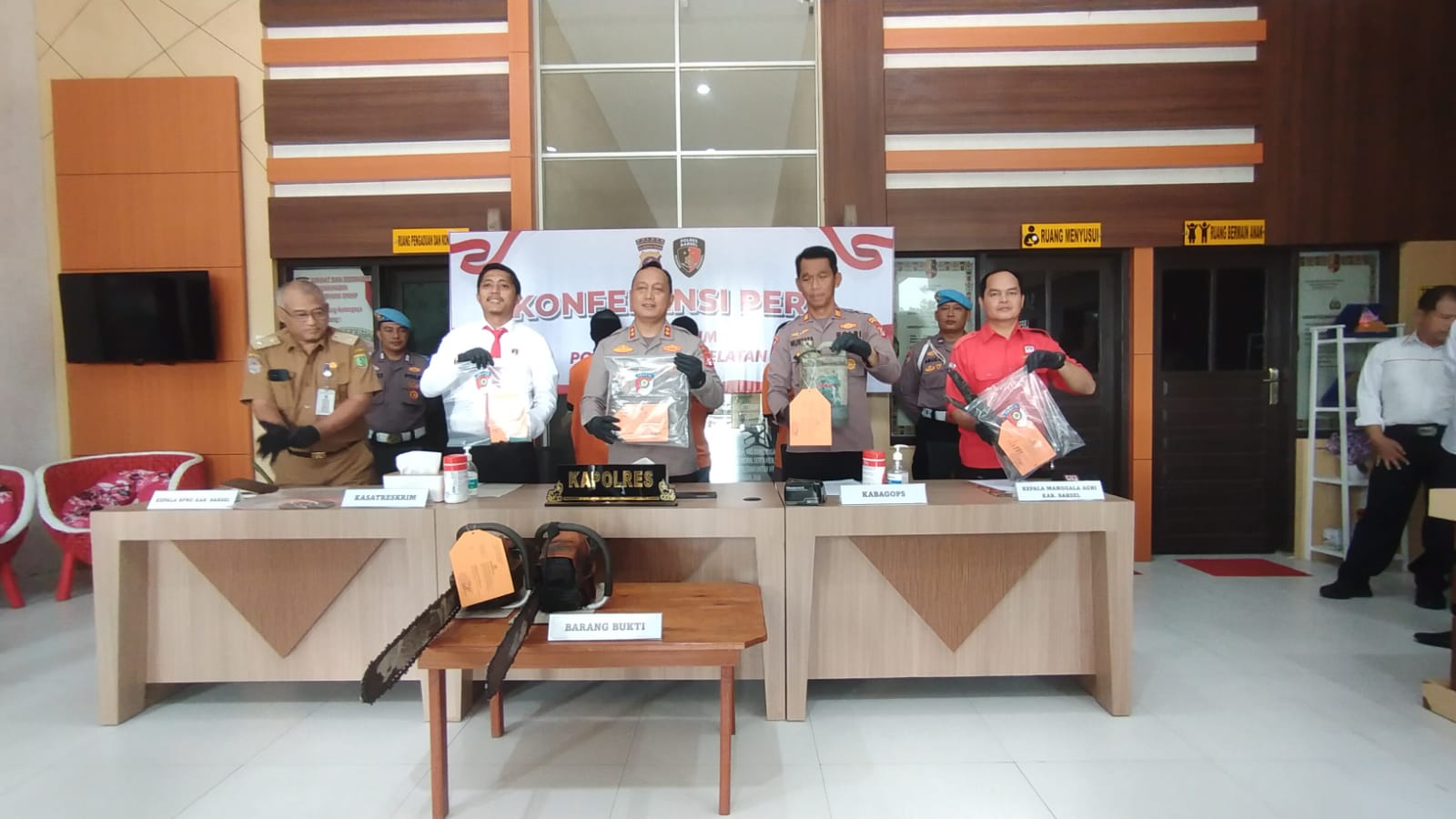 Tiga warga Kabupaten Bartim ditangkap jajaran Polres Barsel karena membakar lahan.DENAR/KALTENG POS.