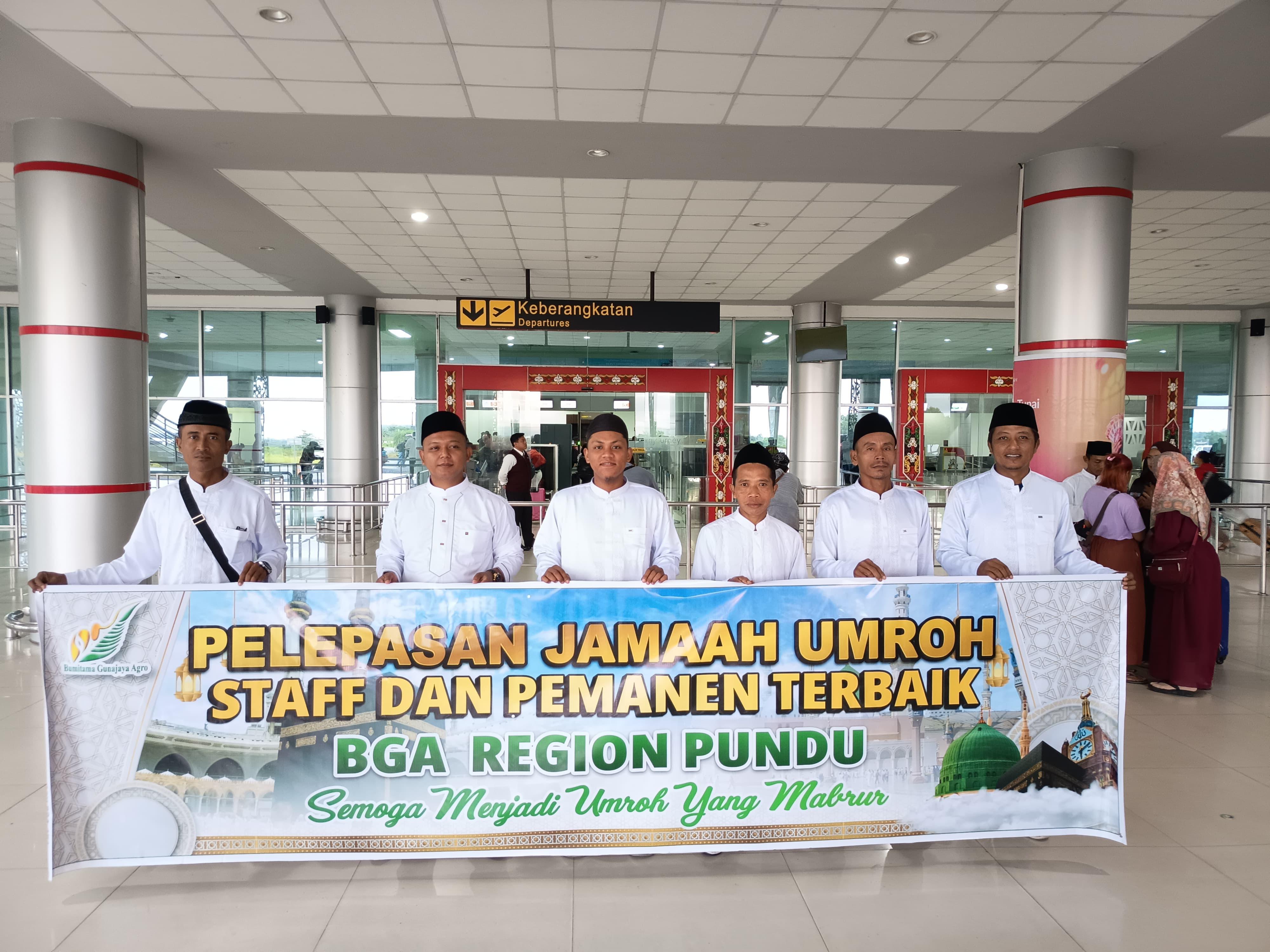 Karyawaan BGA Group berfoto bersama