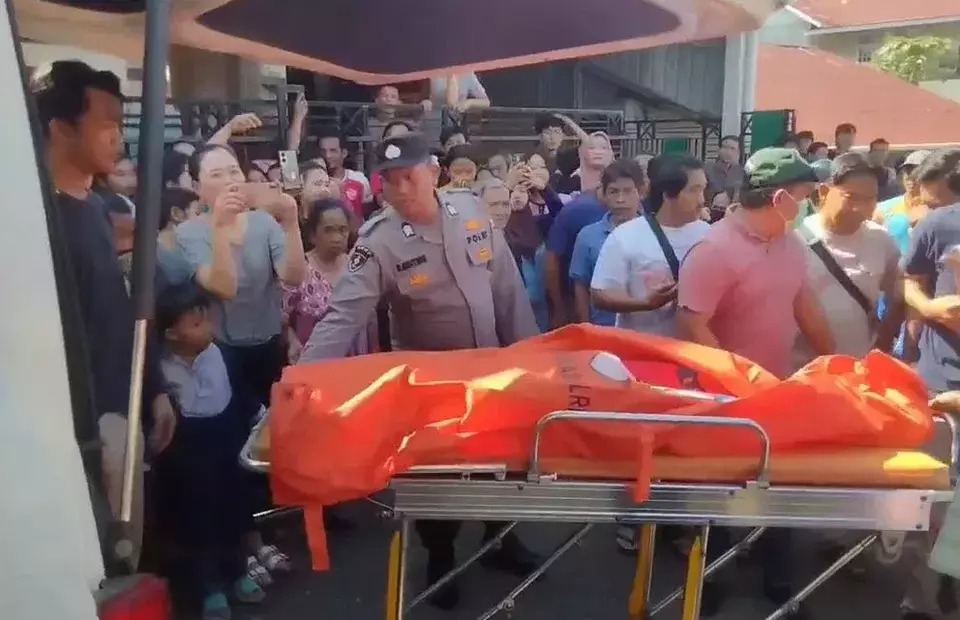 Evakuasi jenazah pembunuhan yang dilakukan remaja ODGJ kepada ibu kandungnya.