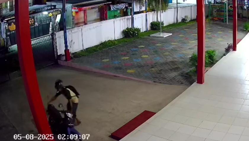 Maling saat membawa kabur motor.SCREENSHOOT CCTV