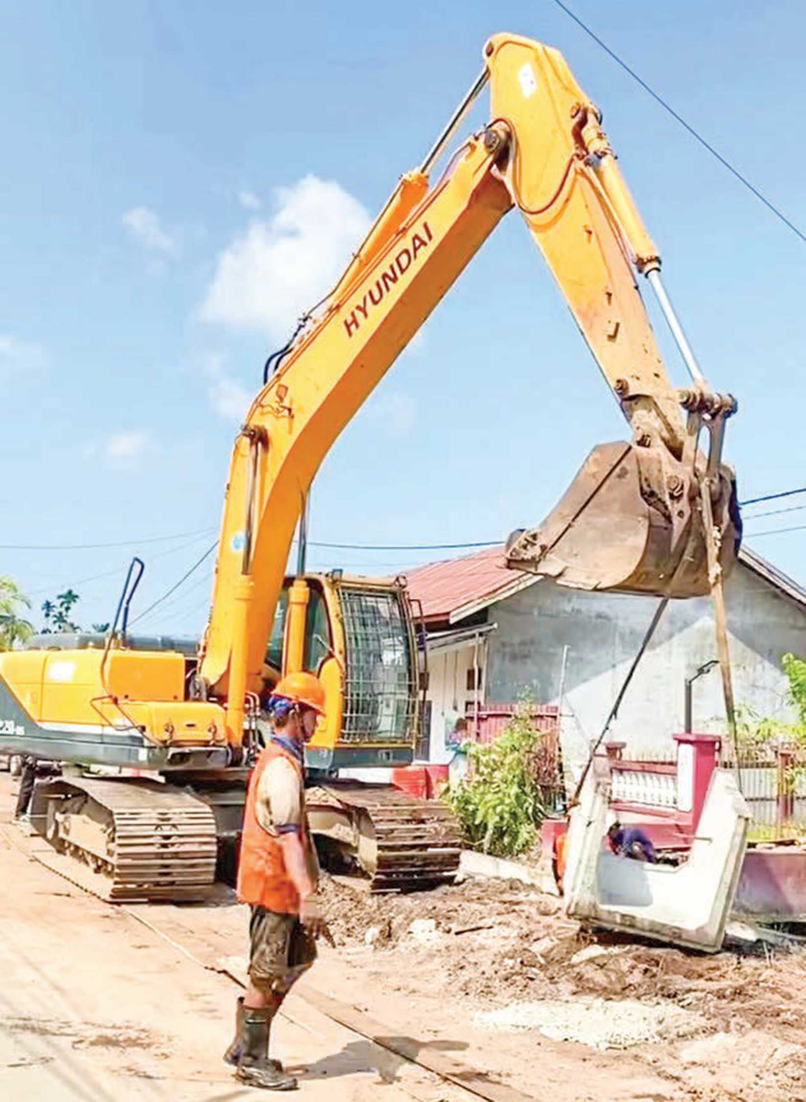 PROSES : Pembangunan drainase di kawasan Jalan Garuda XI Kota Palangka Raya, Jumat (1/8).