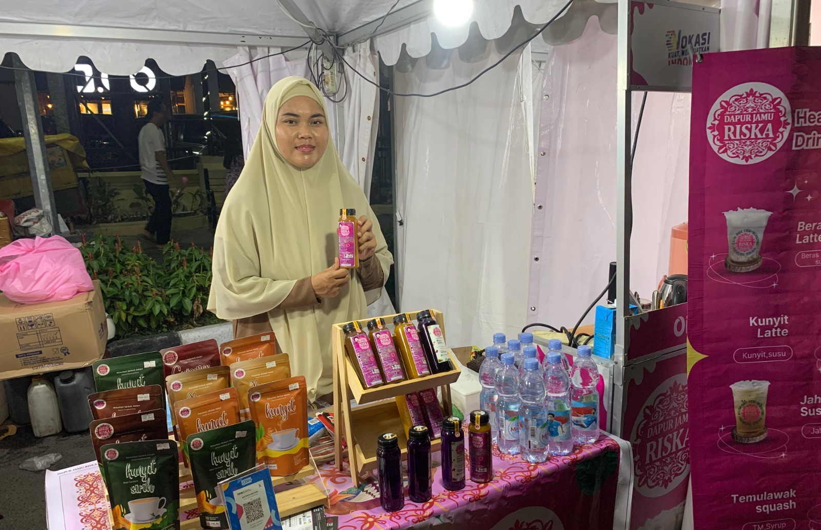 Tika Pemilik Dapur Jamu Riska menjual jamunya di acara Huma Betang Night, Sabtu (26/7/2025). RIFQI/KALTENG POS