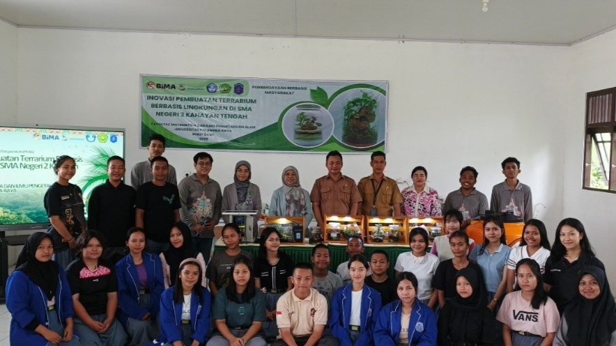 PENGABDIAN MASYARAKAT : Tim Pengabdian kepada Masyarakat Universitas Palangka Raya bersama siswa dan guru SMAN 2 Kahayan Tengah, selesai pelatihan./TIP PkM FMIPA UPR UNTUK KALTENG POS