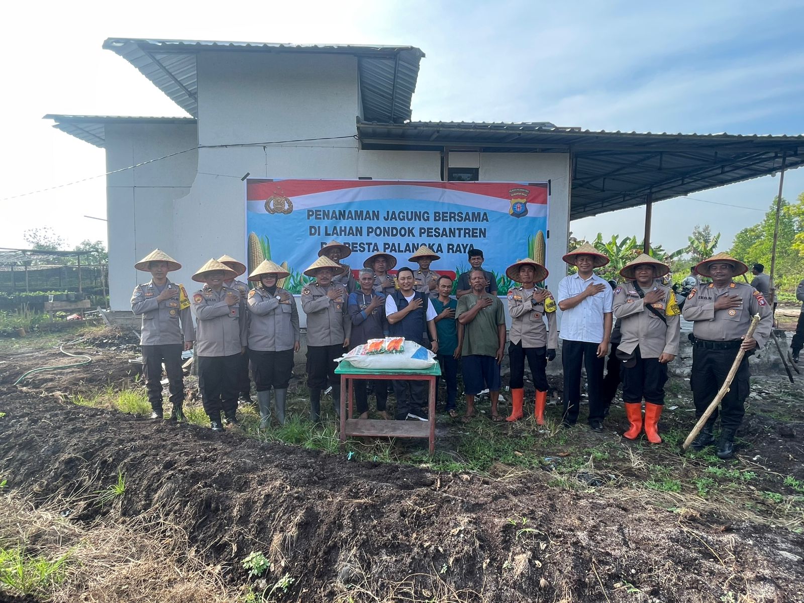 SINERGI: Jajaran dari Polresta Palangka Raya menggelar kegiatan penanaman jagung hibrida secara serentak bersama kelompok tani. HUMAS